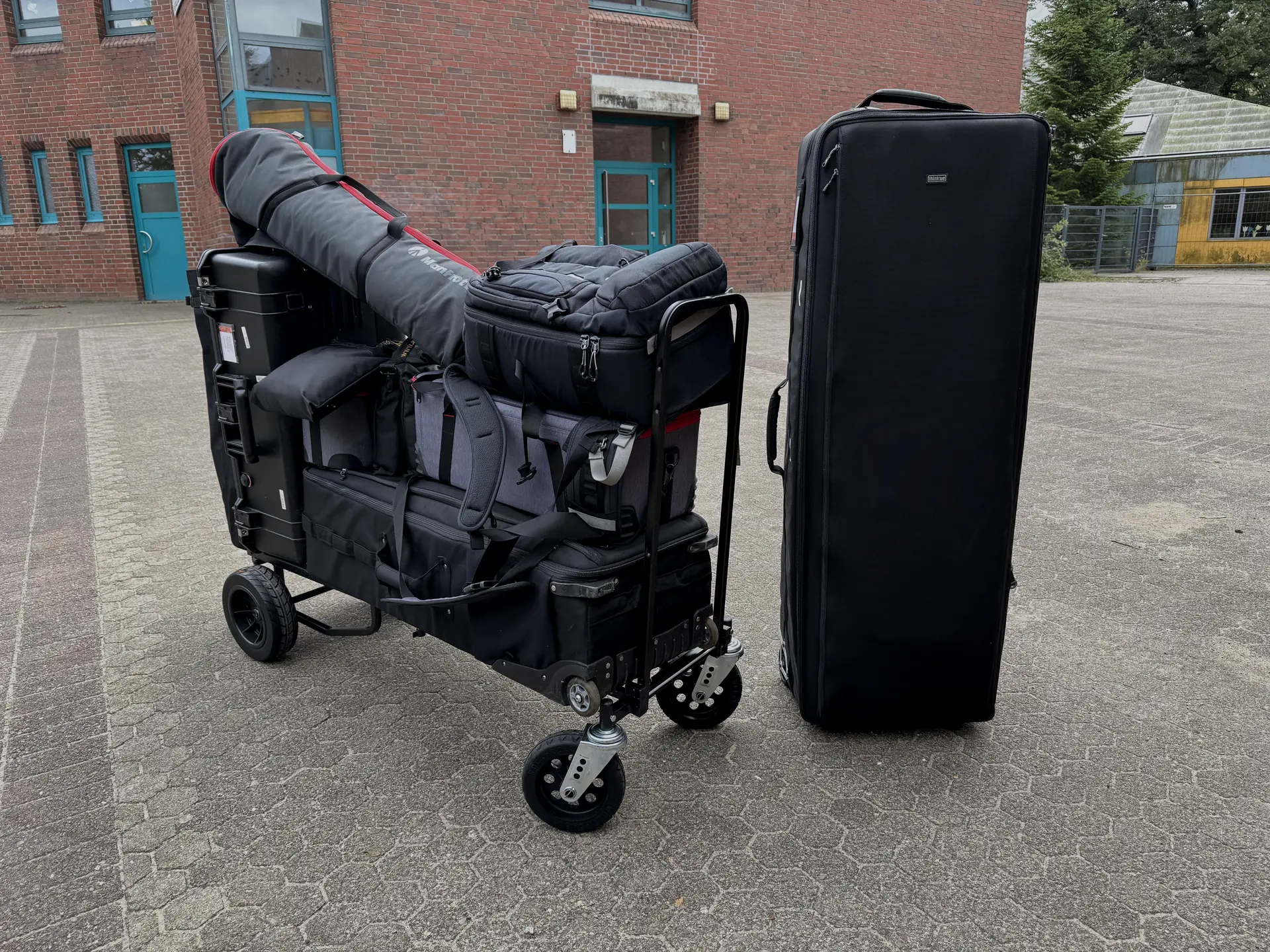 Filmproduktion Bremen – gepackte Ausrüstung auf dem Transportwagen vor dem Dreh, noch nichts ausgepackt