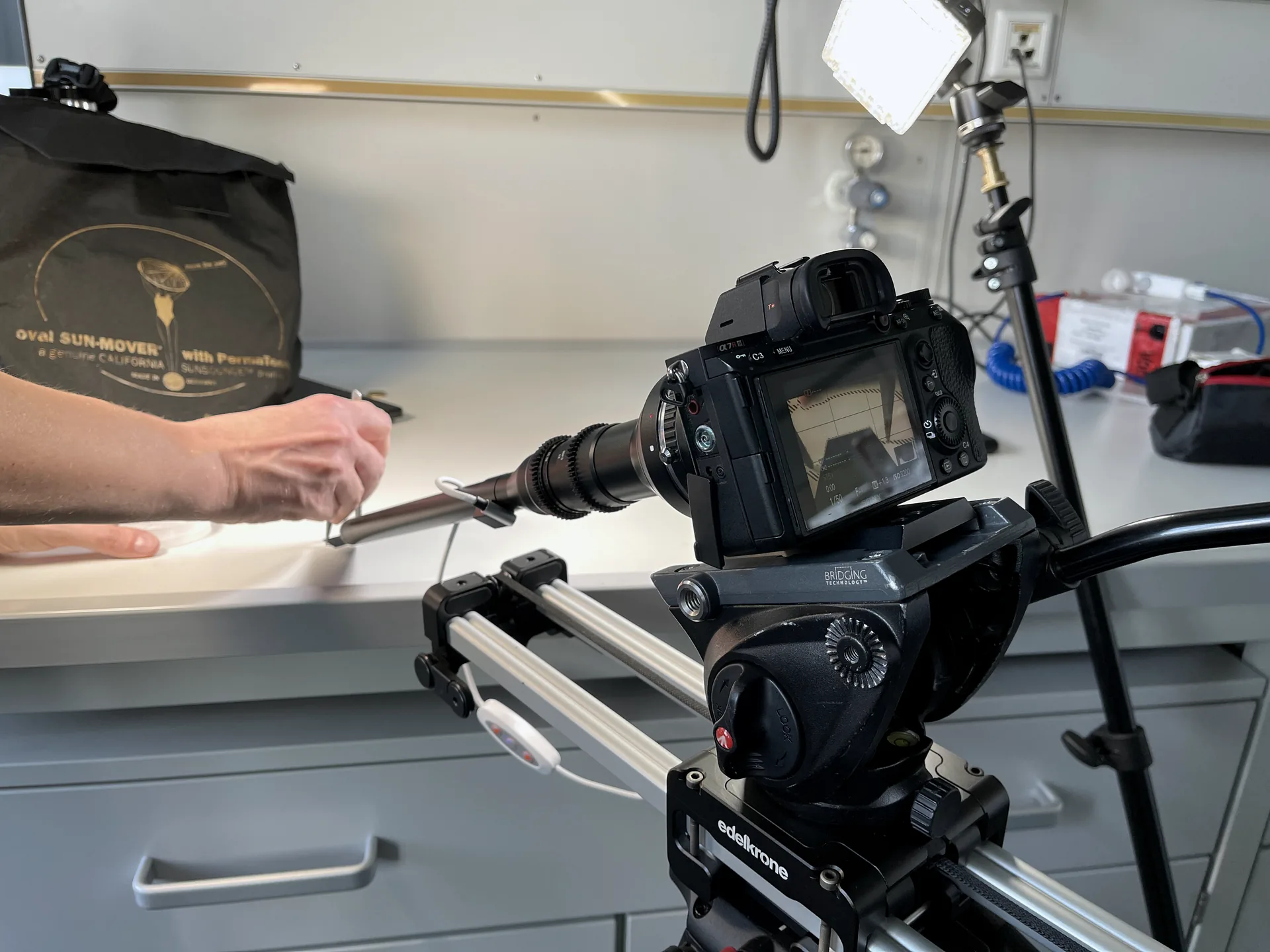 Filmproduktion Bremen – Makro-Setup mit Spezialobjektiv auf dem Kameraslider