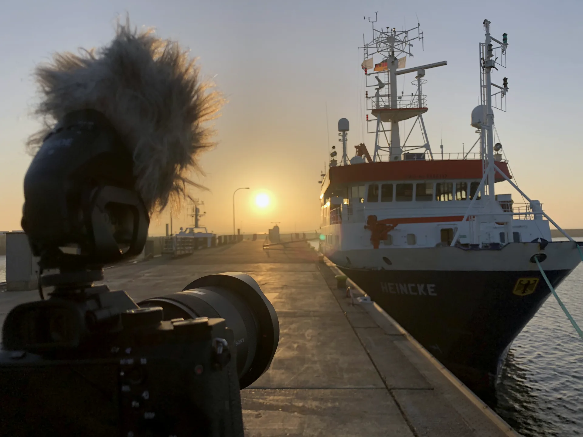 Filmproduktion Bremen – Kamera am Kai vor einem Schiff im Sonnenuntergang